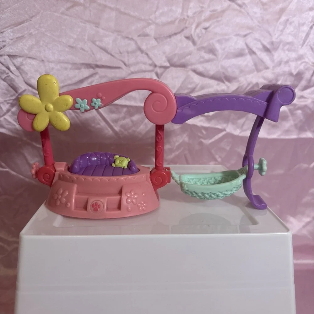 Hasbro LPS Littlest Pet Shop Fancy Friends Flip Bed Playset Accessory